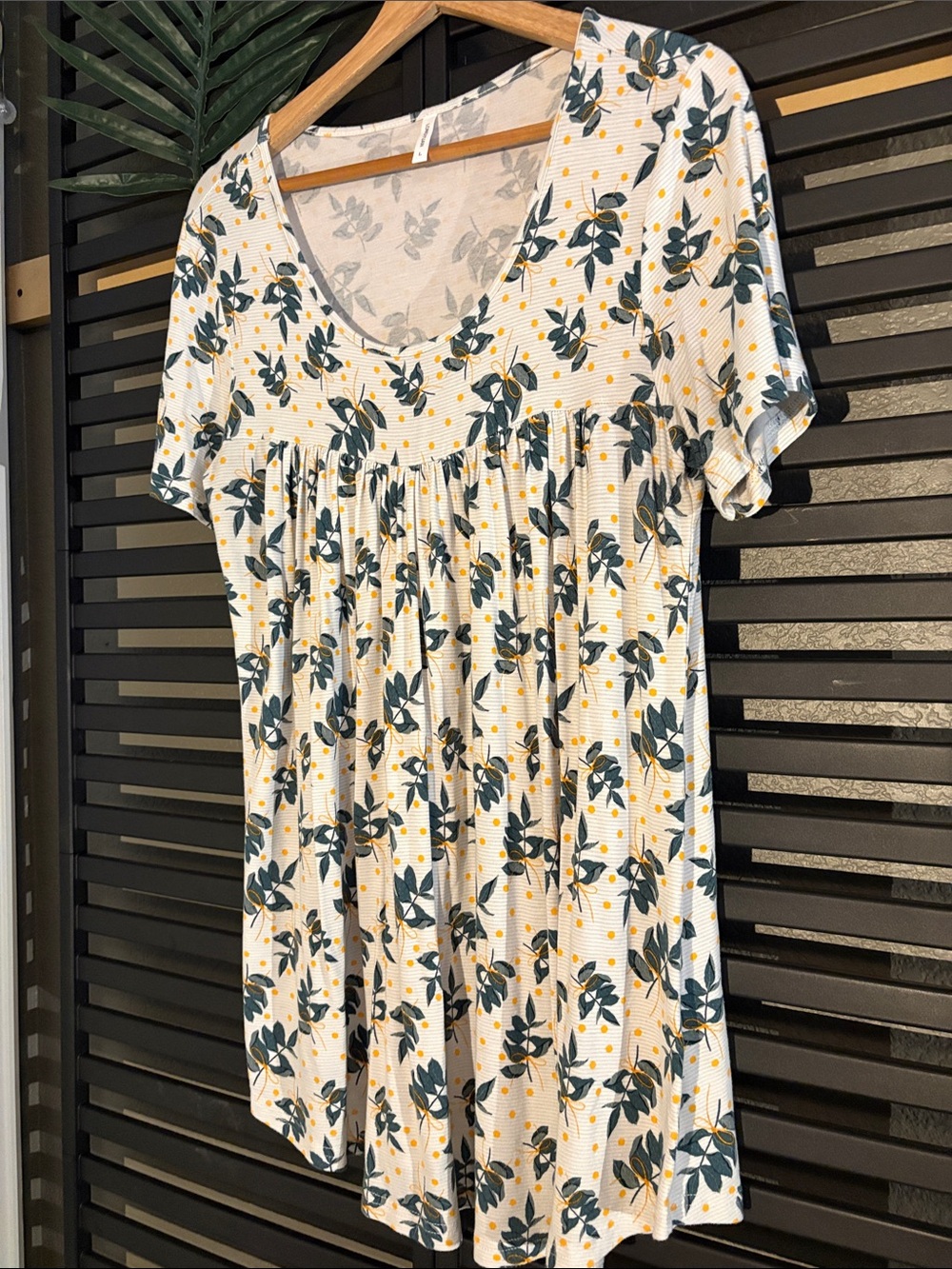 Women’s Short Sleeve Floral Scoop Neck Tunic in Cream and Green